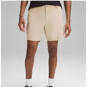 Lululemon classic fit khaki men’s short